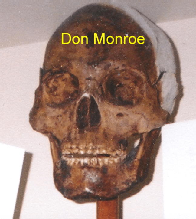don-monroe-pic-of-lovelock-skull-in-humboldt-museum-before-it-dissapeared